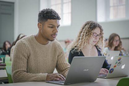 Etudiante sciences po aix travaille sur son ordinateur pendant un cours