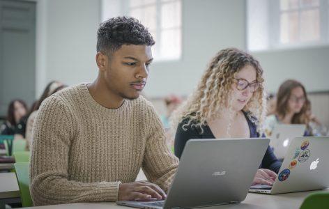 Etudiante sciences po aix travaille sur son ordinateur pendant un cours