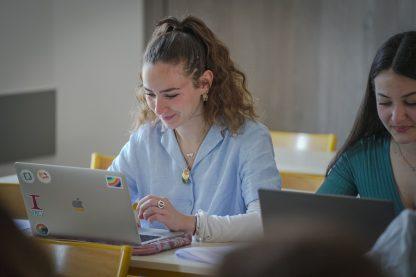 Étudiant et étudiante en cours