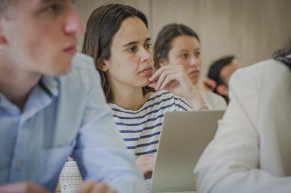 Étudiants concentrés et attentifs