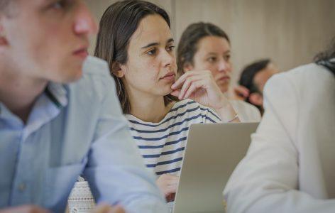 Étudiants concentrés et attentifs