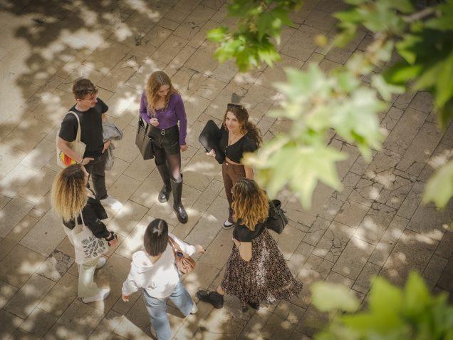 Étudiants réunis parvis de Sciences Po Aix