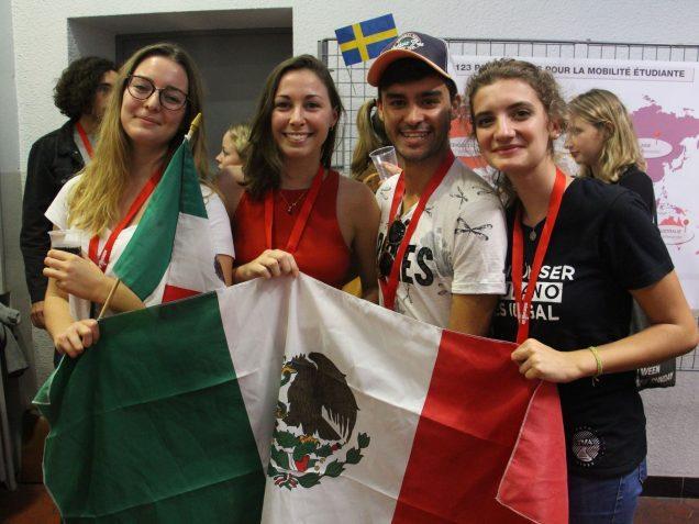 Étudiants internationaux avec des drapeaux