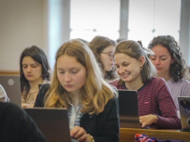 Étudiantes suivant un enseignement derrière leurs ordinateurs